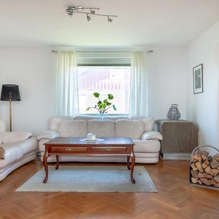 White & Bright Room In A Shared Apartment Göteborg Exterior foto