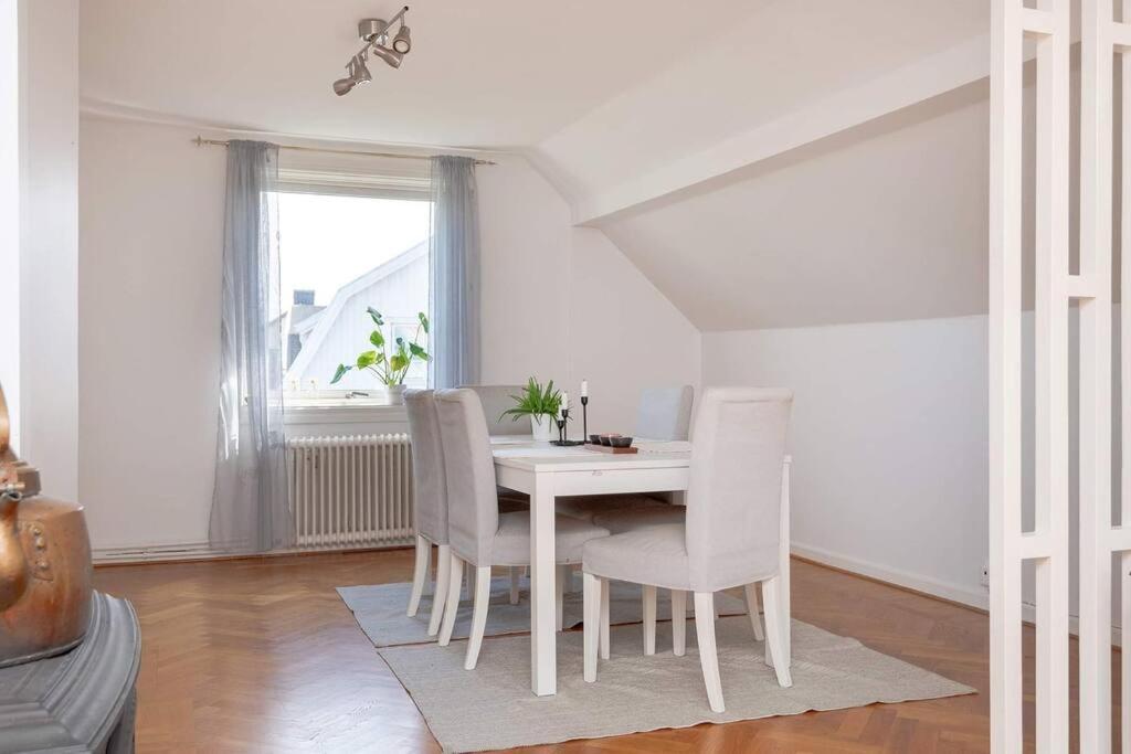 White & Bright Room In A Shared Apartment Göteborg Exterior foto