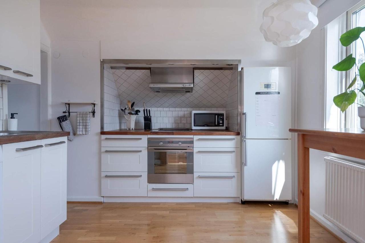 White & Bright Room In A Shared Apartment Göteborg Exterior foto