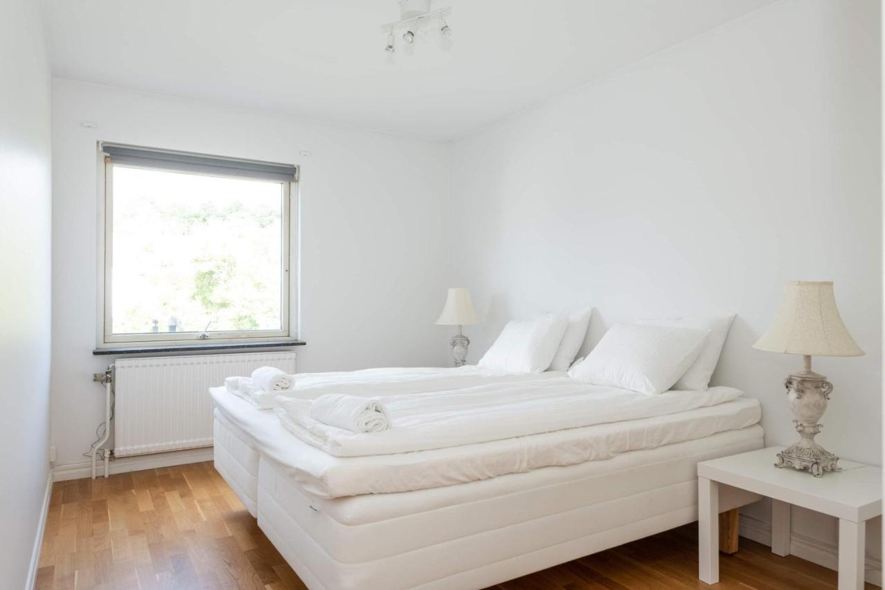 White & Bright Room In A Shared Apartment Göteborg Exterior foto