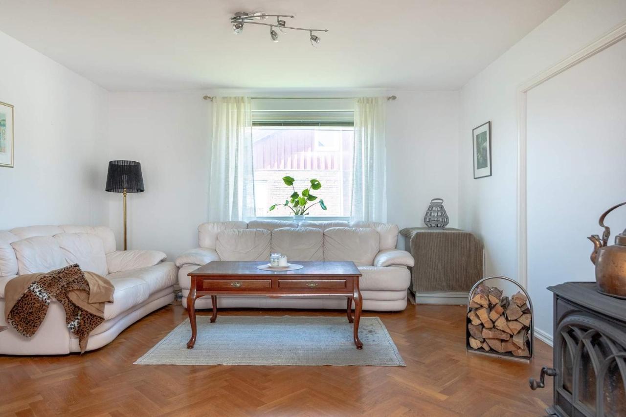 White & Bright Room In A Shared Apartment Göteborg Exterior foto